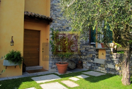 villa isola entrance